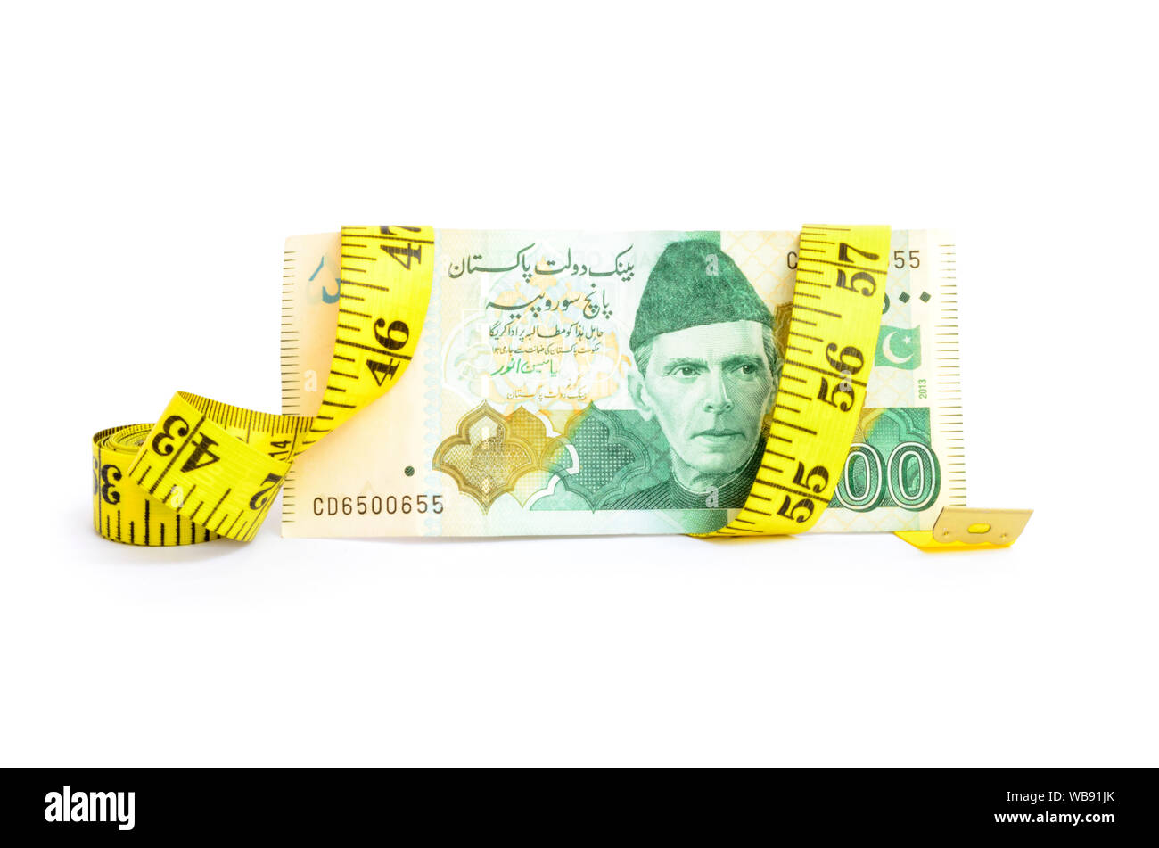 Nahaufnahme von fünfhundert Rupien pakistanischen Währung Rechnung und Maßband Stockfoto