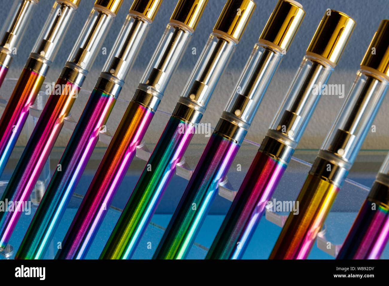 Vape oder verdunster Stifte. Vape Stifte kommen mit nachfüllbaren Kartuschen,  die mit THC-Öl gefüllt werden kann, Cannabis Öl, Hash-Öl, CBD, Öl oder vape  Saft. Vap Stockfotografie