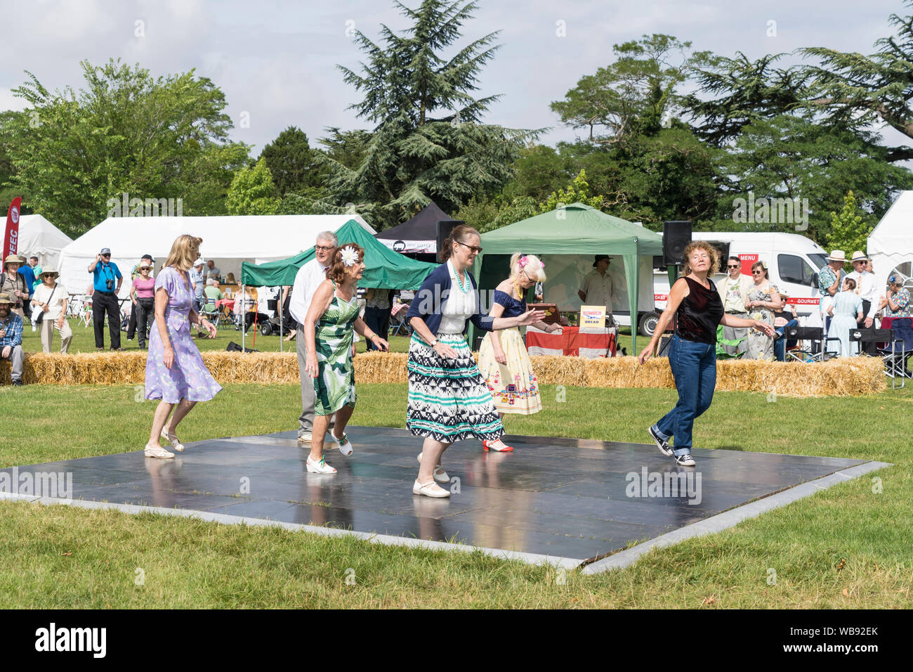 Unterlegkeile entfernt alte Zeit zum Tanzen Demonstration am Helmingham Festival der Klassischen & Sportwagen 2019 Stockfoto Unterlegkeile entfernt alte Zeit zum Tanzen Demonstration am Helmingham Festival der Klassischen & Sportwagen 2019 Stockfoto