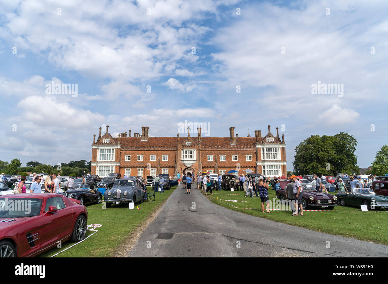 Hauptantrieb Helmingham Halle in Helmingham Festival der Klassischen & Sportwagen 2019 Stockfoto