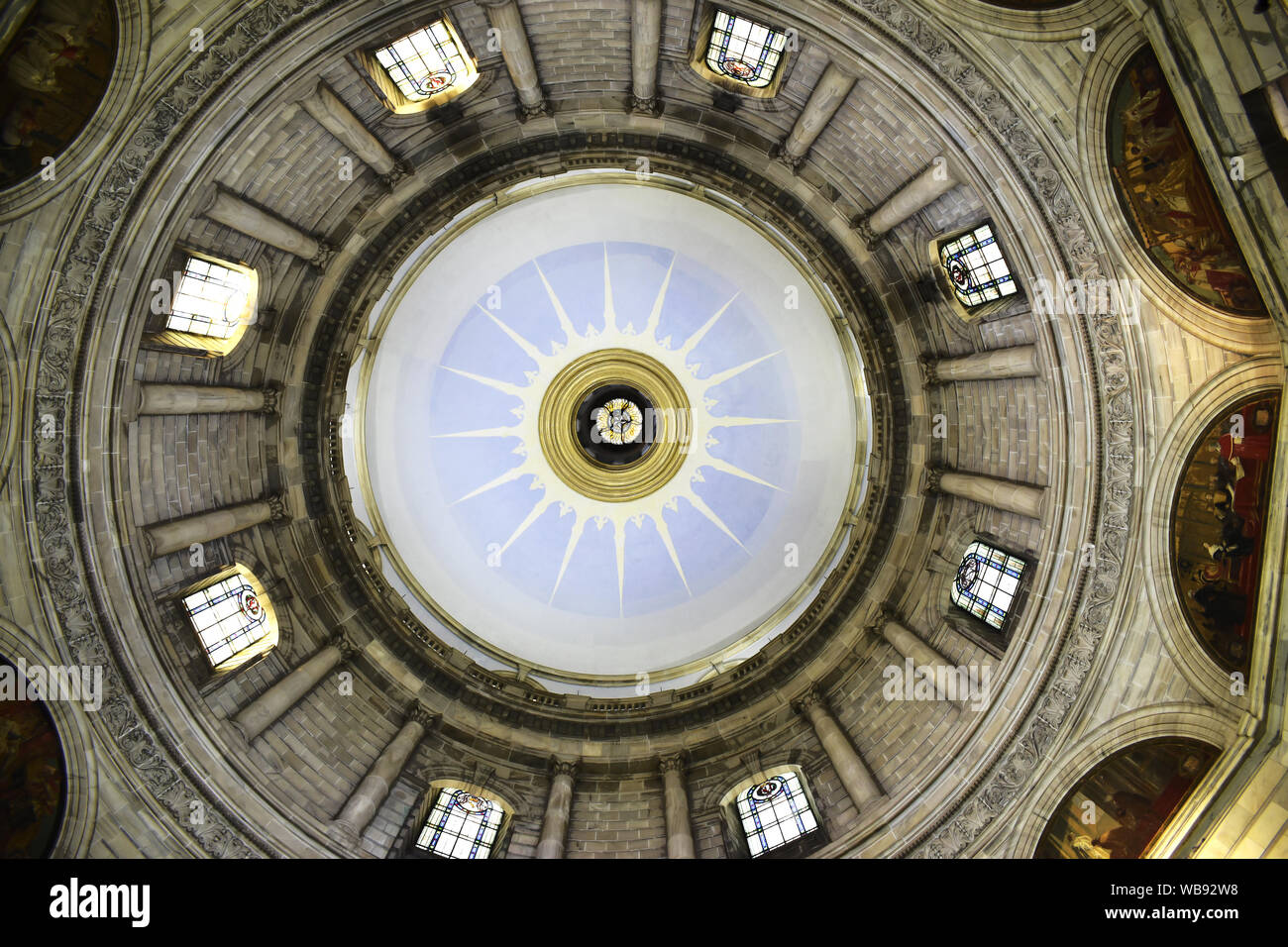 Victoria Memorial, Kolkata/Kalkutta zeigt die Decke der Kirche Architektur abgerundet und Symmetrie der im Innenbereich Innenbereich durch Licht, Stein, Rhythmus, Hierarchie Stockfoto