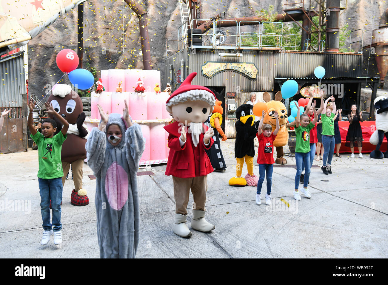 24. August 2019, Deutschland (Deutsch), Potsdam: Sandman ist Tanzen auf der Bühne mit anderen Figuren der Show auf der Geburtstagsfeier zum 60. Geburtstag des Sandman in den Filmpark Babelsberg. Der Sandmann wurde zum ersten Mal im Fernsehen übertragen am 22. November 1959. Foto: Julian 1603/dpa-Zentralbild/ZB Stockfoto