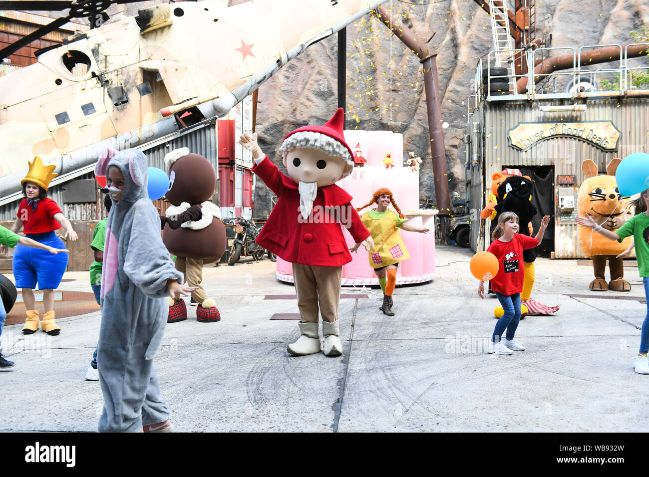 24. August 2019, Deutschland (Deutsch), Potsdam: Sandman ist Tanzen auf der Bühne mit anderen Figuren der Show auf der Geburtstagsfeier zum 60. Geburtstag des Sandman in den Filmpark Babelsberg. Der Sandmann wurde zum ersten Mal im Fernsehen übertragen am 22. November 1959. Foto: Julian 1603/dpa-Zentralbild/ZB Stockfoto