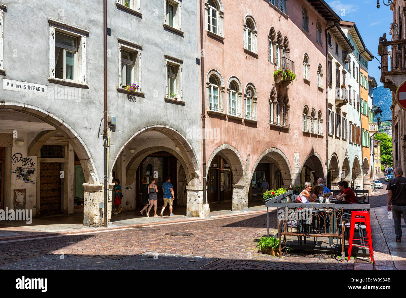 TRENTO, ITALIEN - Juli 19, 2019 - Via del Suffragio Straße im Zentrum von Trient histrorical Stockfoto