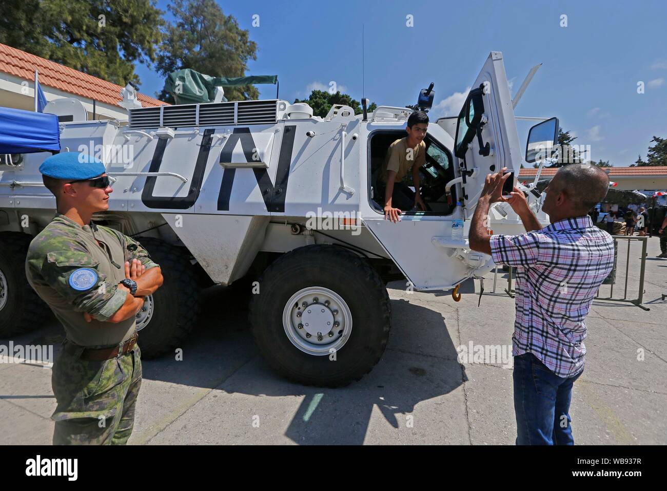 Beirut, Libanon. 25 Aug, 2019. Ein Junge Posen für Fotos in einem gepanzerten Auto der United Nations Interim Force in Libanon (UNIFIL) während des Tages der offenen Tür in Reifen, Libanon, Nov. 25, 2019. Als Teil der Feierlichkeiten zum 74. Jahrestag der libanesischen Streitkräfte (LAF), Tag der offenen Tür der LAF und die Interimstruppe der Vereinten Nationen in Libanon (UNIFIL) wurde im südlichen Libanon Stadt Reifen am Sonntag statt. Credit: Bilal Jawich/Xinhua Quelle: Xinhua/Alamy leben Nachrichten Stockfoto