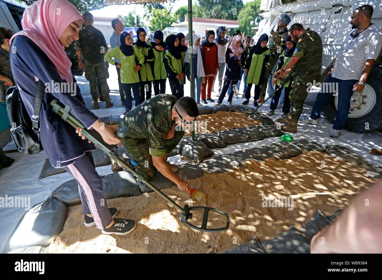 Beirut, Libanon. 25 Aug, 2019. Ein libanesisches Mädchen versucht, die Ausrüstung der libanesischen Streitkräfte (LAF) während des Tages der offenen Tür in Reifen, Libanon, Nov. 25, 2019. Als Teil der Feierlichkeiten zum 74. Jahrestag der libanesischen Streitkräfte (LAF), Tag der offenen Tür der LAF und die Interimstruppe der Vereinten Nationen in Libanon (UNIFIL) wurde im südlichen Libanon Stadt Reifen am Sonntag statt. Credit: Bilal Jawich/Xinhua Quelle: Xinhua/Alamy leben Nachrichten Stockfoto