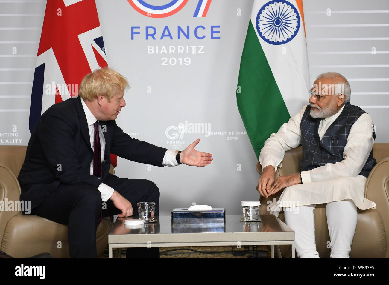 Premierminister Boris Johnson treffen Indien PM Narendra Modi für bilaterale Gespräche während der G7-Gipfel in Biarritz, Frankreich. Stockfoto