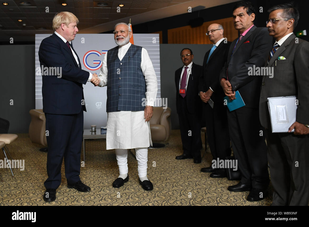 Premierminister Boris Johnson treffen Indien PM Narendra Modi für bilaterale Gespräche während der G7-Gipfel in Biarritz, Frankreich. Stockfoto