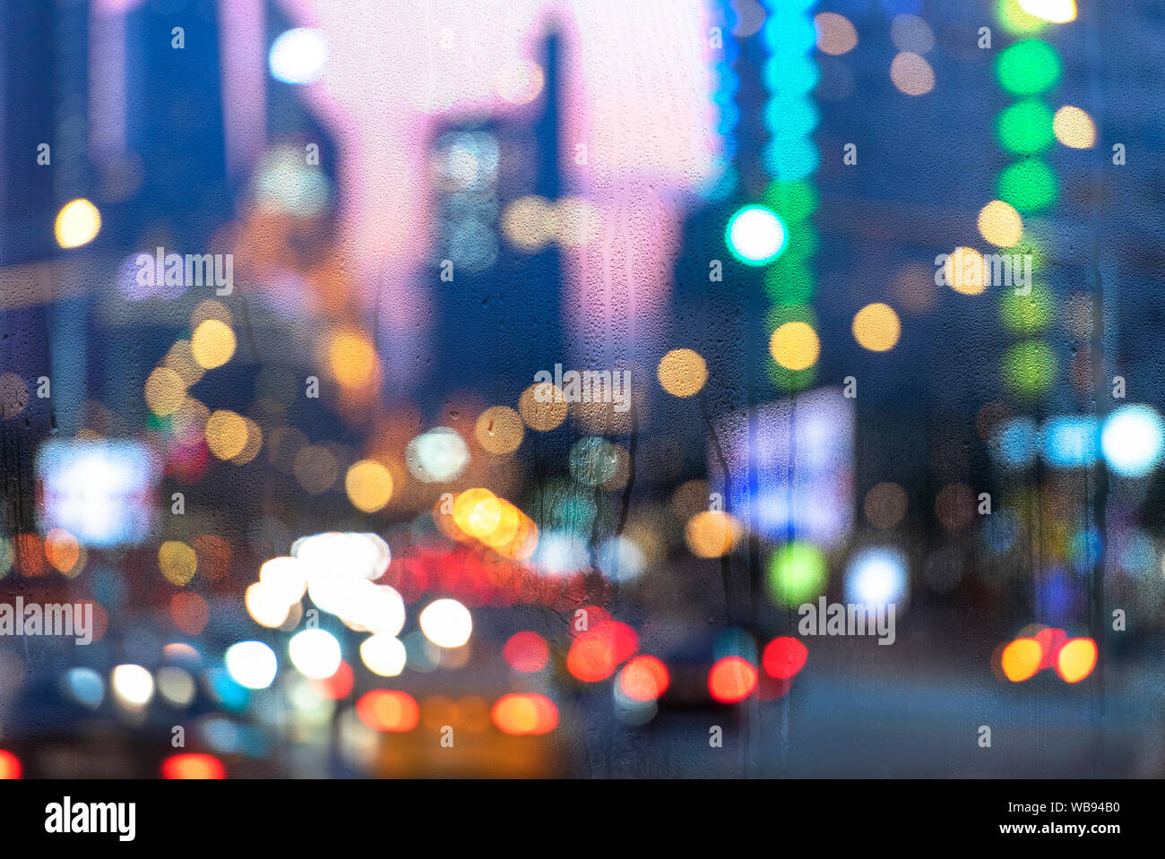 Abends in der Stadt Regen, Regen, nasse Fenster, Tropfen Regen am Fenster Stockfoto