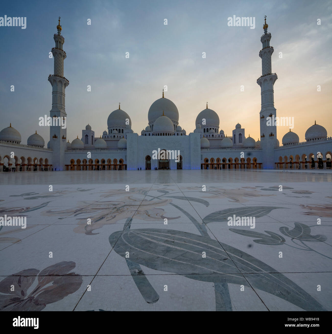 Anzeigen von Arkaden, Bögen und Kuppeln, Anbetung Scheich Amiris Zayed Moschee, Abu Dhabi, Vereinigte Arabische Emirate Stockfoto