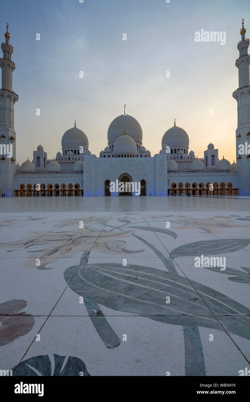 Anzeigen von Arkaden, Bögen und Kuppeln, Anbetung Scheich Amiris Zayed Moschee, Abu Dhabi, Vereinigte Arabische Emirate Stockfoto