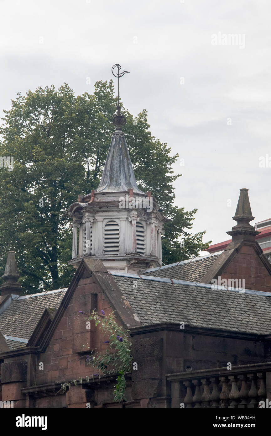 Paisley, Schottland, Großbritannien. 24. August 2019: Außerhalb der ehemaligen Royal Alexandra Hospital (1896 - 1986). Stockfoto