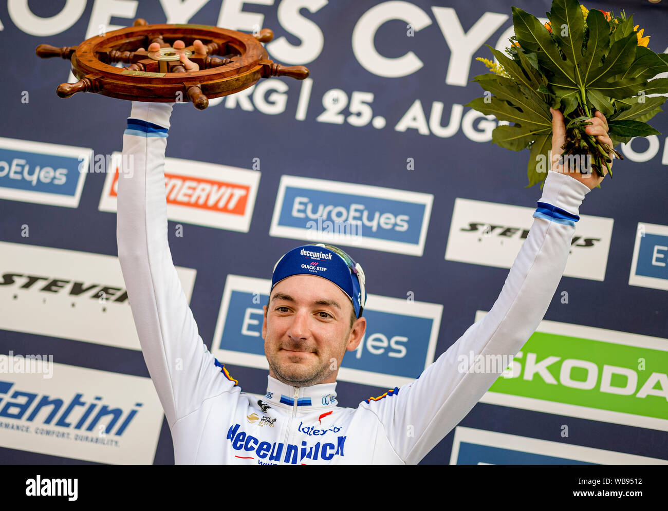 Hamburg, Deutschland. 25 Aug, 2019. Italienische Elia Viviani von Team Deceuninck-Quick Stepfeiert gewinnt nach dem UCI-Welttournee - Cyclassics Rennen. Quelle: Axel Heimken/dpa/Alamy leben Nachrichten Stockfoto