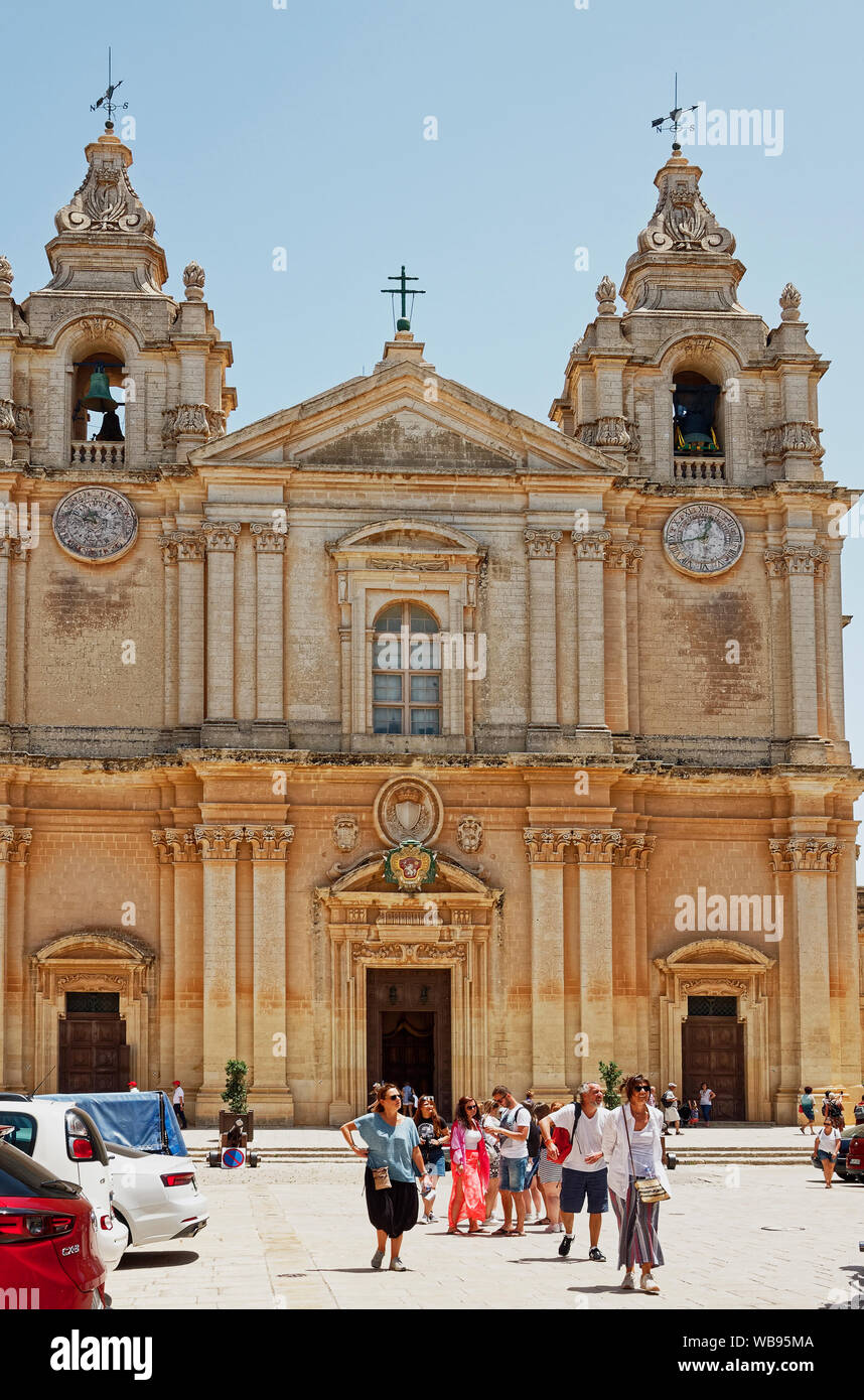 St. Paul's Cathedral, die Römisch-katholische Kirche, 1702, alte religiöse Gebäude, pale yellow Stone, 2 Türme, 3 Türen, Menschen, Barock, Europa, M Stockfoto