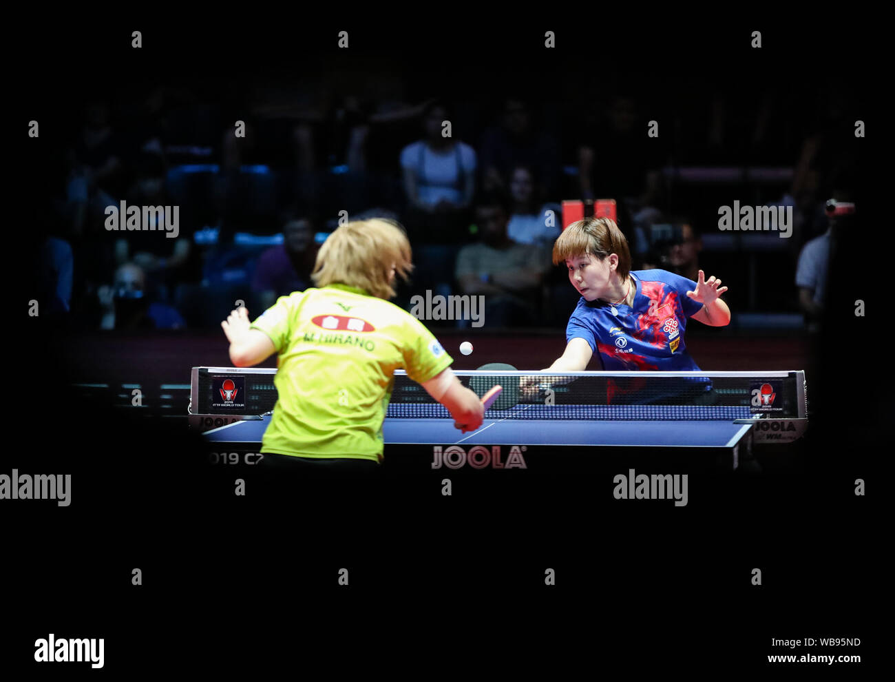 Olomouc. 25 Aug, 2019. Chen Xintong (R) von China die Kugel während der Damen Finale gegen Hirano Miu von Japan Renditen an den 2019 ITTF Czech Open in Olomouc, Tschechien, Aug 25., 2019. Credit: Shan Yuqi/Xinhua/Alamy leben Nachrichten Stockfoto