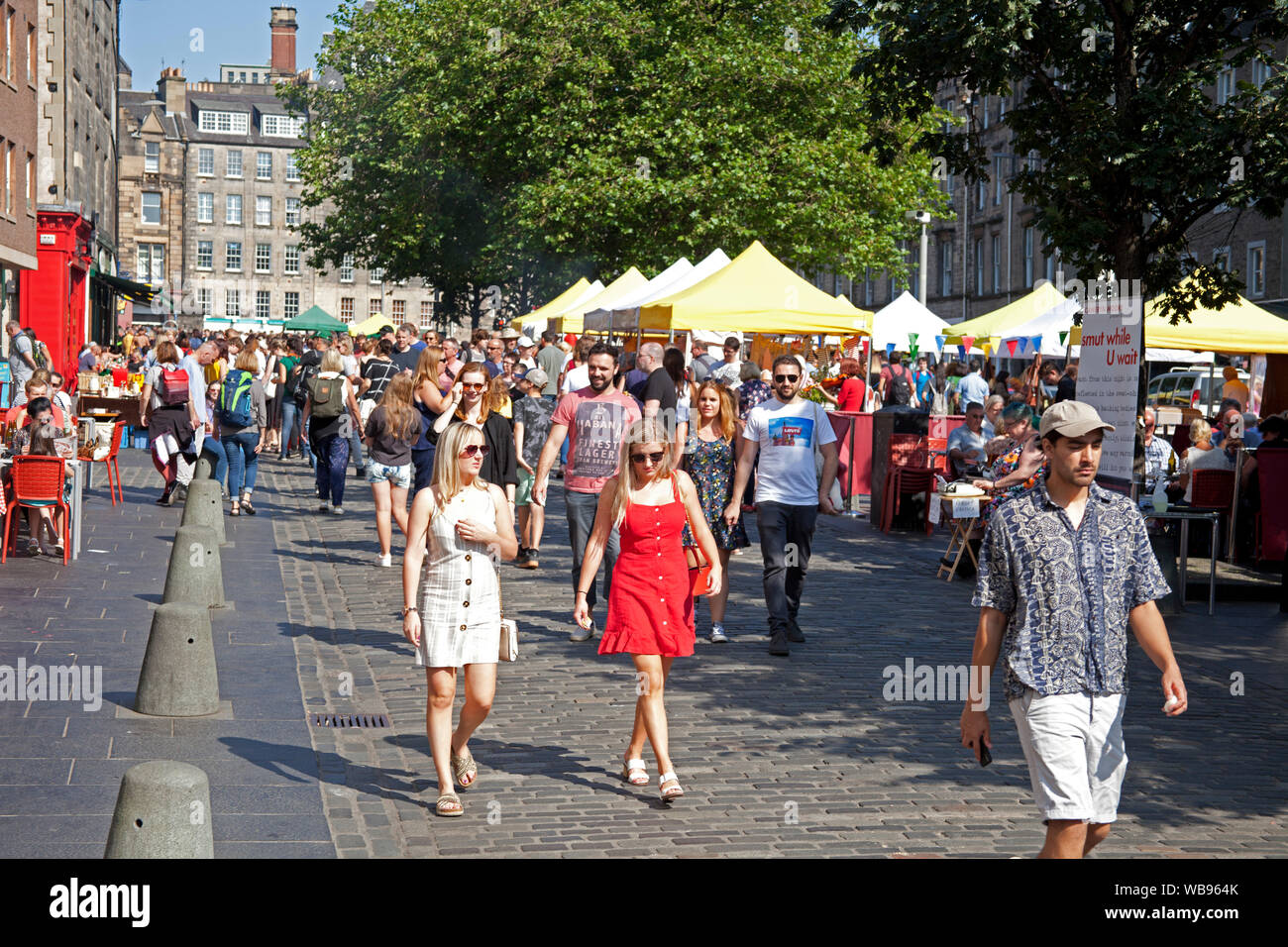 Edinburgh Fringe Massen, Grassmarket, Schottland, Großbritannien. 25. August 2019. Massen waren für die sehr sonnigen letzten Sonntag des 2019 Edinburgh Festival Fringe, Restaurants waren voll ausgelastet. Das Pop-up-Ständen gute Geschäfte waren Stockfoto