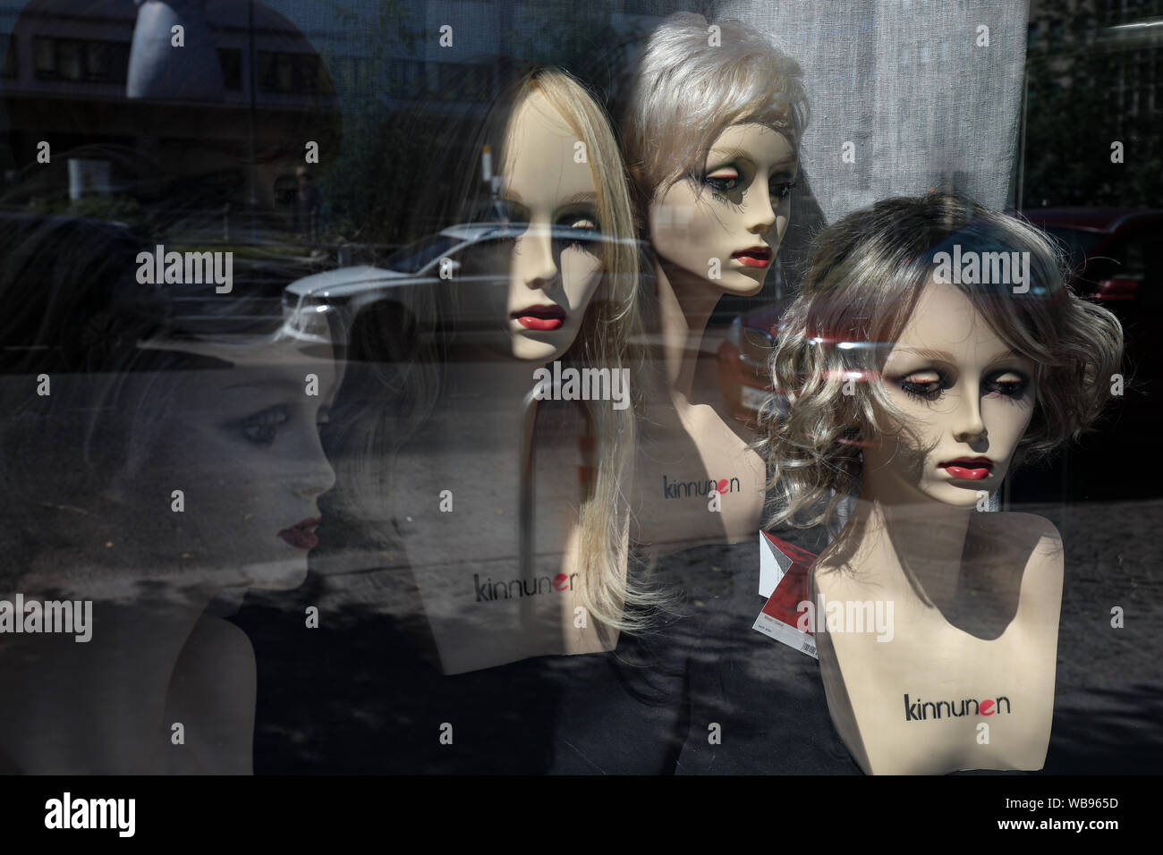 Mannequin Köpfe in einem Anzeigefenster Stockfoto