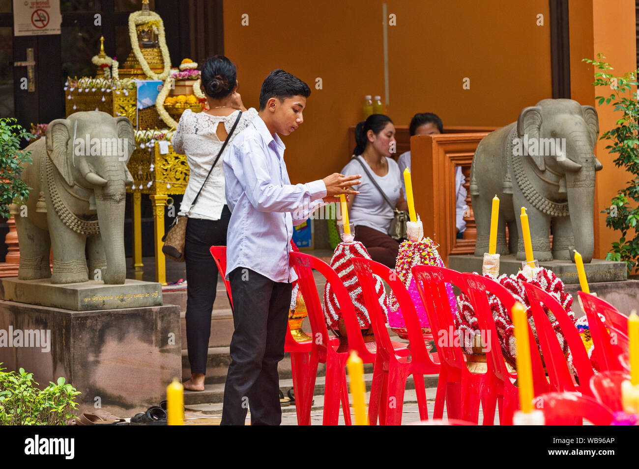 Kegelförmige Angebote aus Hunderten von montierten Blumen am Wat Bo Tempel während Meak Bochea Tag gemacht, in den Straßen von Siem Reap, Kambodscha Stockfoto