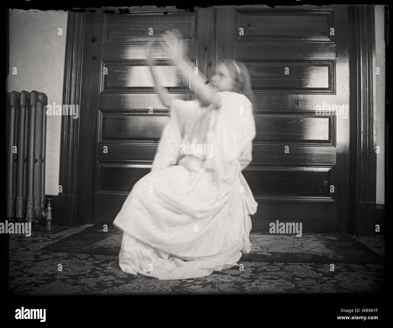 Mädchen in weißem Kleid. Edwardian Periode amateur Foto, von dem ursprünglichen 3x4 Zoll Glasplatte Negative gescannt. Stockfoto