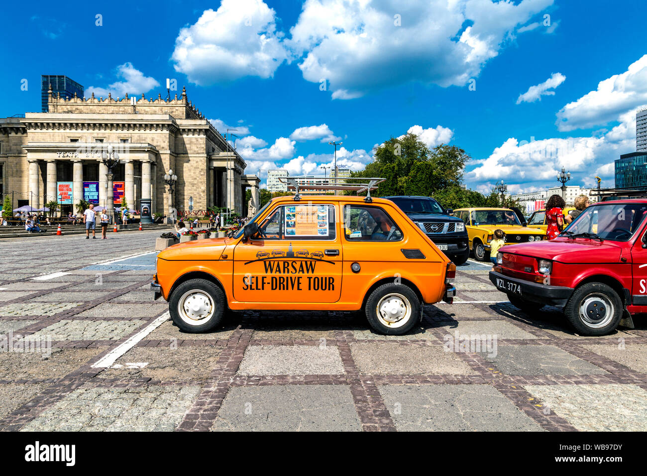Orange Fiat 126 (aka Maluch) Auto am Paradeplatz von Palast der Kultur und Wissenschaft in Warschau, Polen Stockfoto
