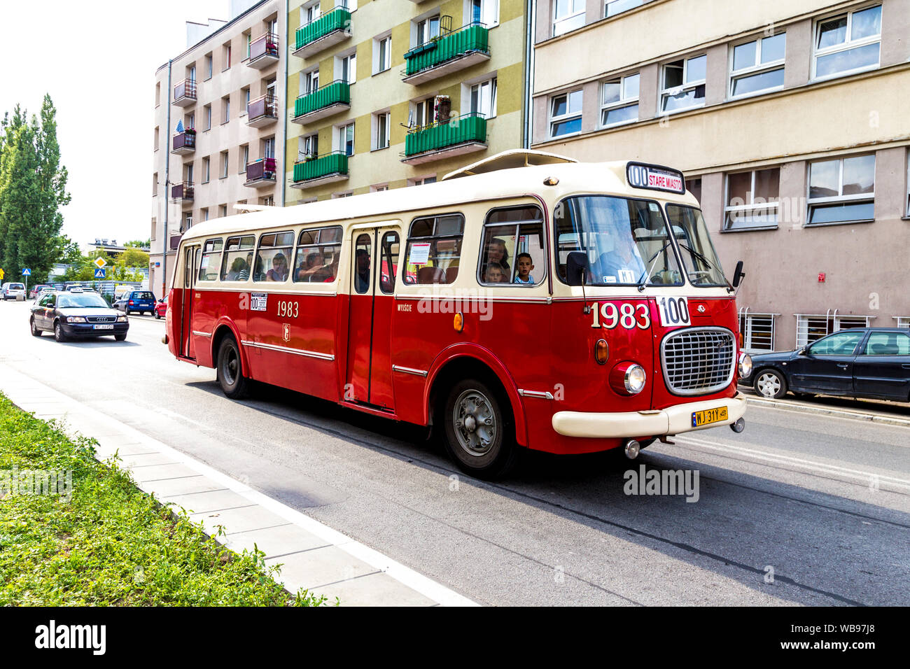 Historischer retro 1960s Jelcz Bus Nummer 100 Touristenlinie in Warschau, Polen Stockfoto
