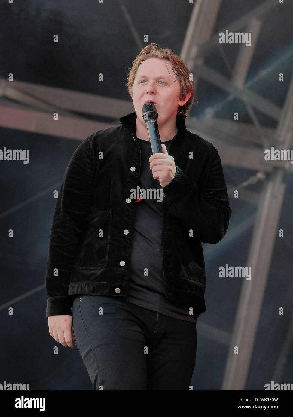 International renommierte Schottische preisgekrönte Sänger, Songschreiber und Gitarrist Lewis Capaldi führt live auf der Bühne während der siegreichen Festival in der Küstenstadt Southsea, Portsmouth. Stockfoto