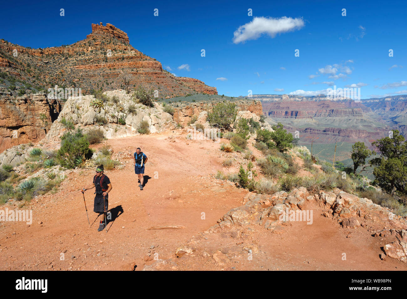 Zwei Wanderer Wandern auf dem Bright Angel Trail, Grand Canyon National Park, Arizona, USA. Stockfoto