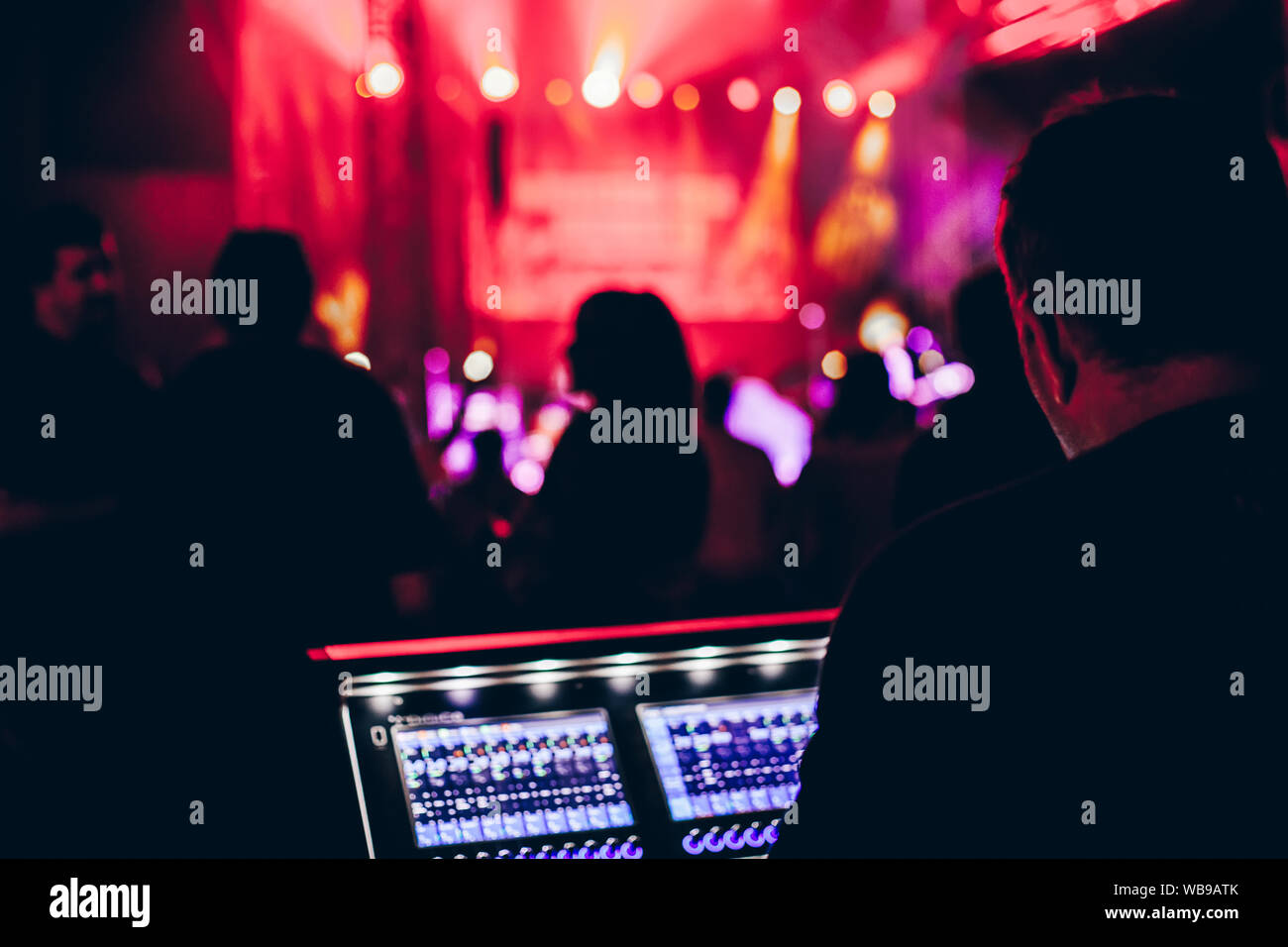 Professionelle Tontechniker Konsole am Konzert. Fernbedienung für Tontechniker. Professional Audio Sound Mixer console und Musik Equipment, Elektro Stockfoto