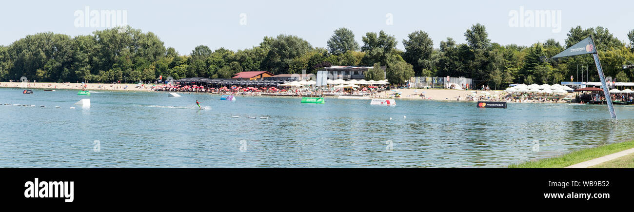 Belgrad, Serbien - August 08, 2019: Blick auf den überfüllten Strand von Ada Ciganlija See in Belgrad, die auch als "Belgrad Meer'. Stockfoto