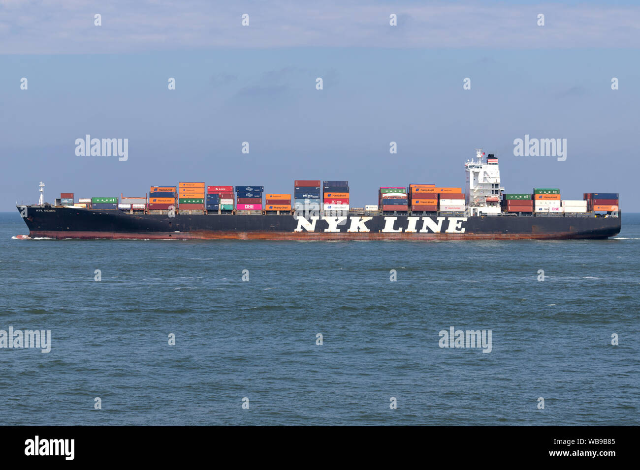 NYK DENEB outbound Rotterdam. Nippon Yusen Kabushiki Kaisha (NYK) ist eine der ältesten und größten Reedereien der Welt. Stockfoto