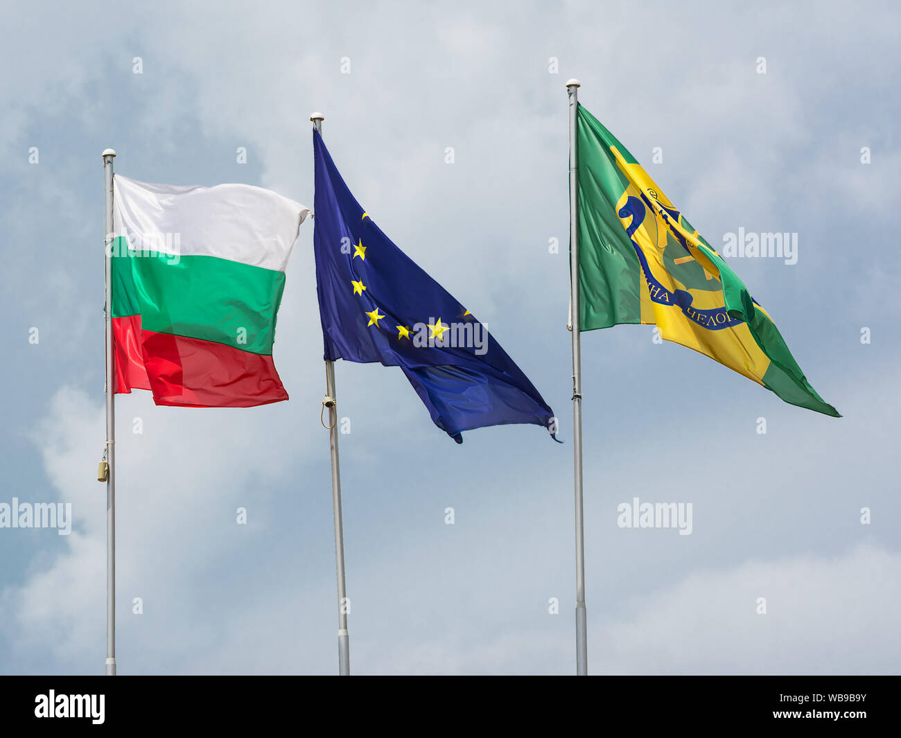 Drei Flaggen: Bulgarisch, Europäische Union und regionalen bulgarischen Stockfoto