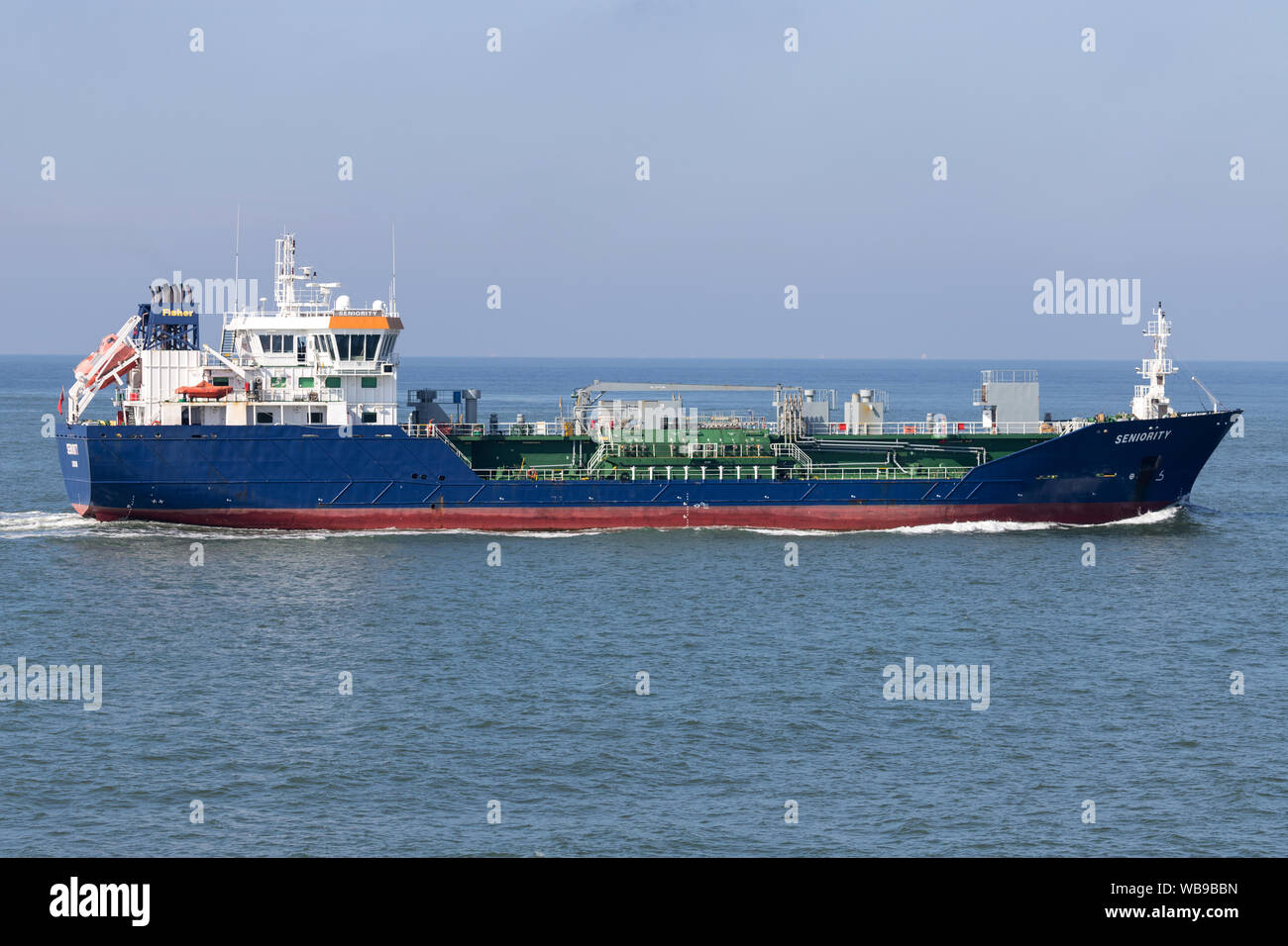 Produkt Tanker DIENSTALTER inbound Rotterdam Stockfoto