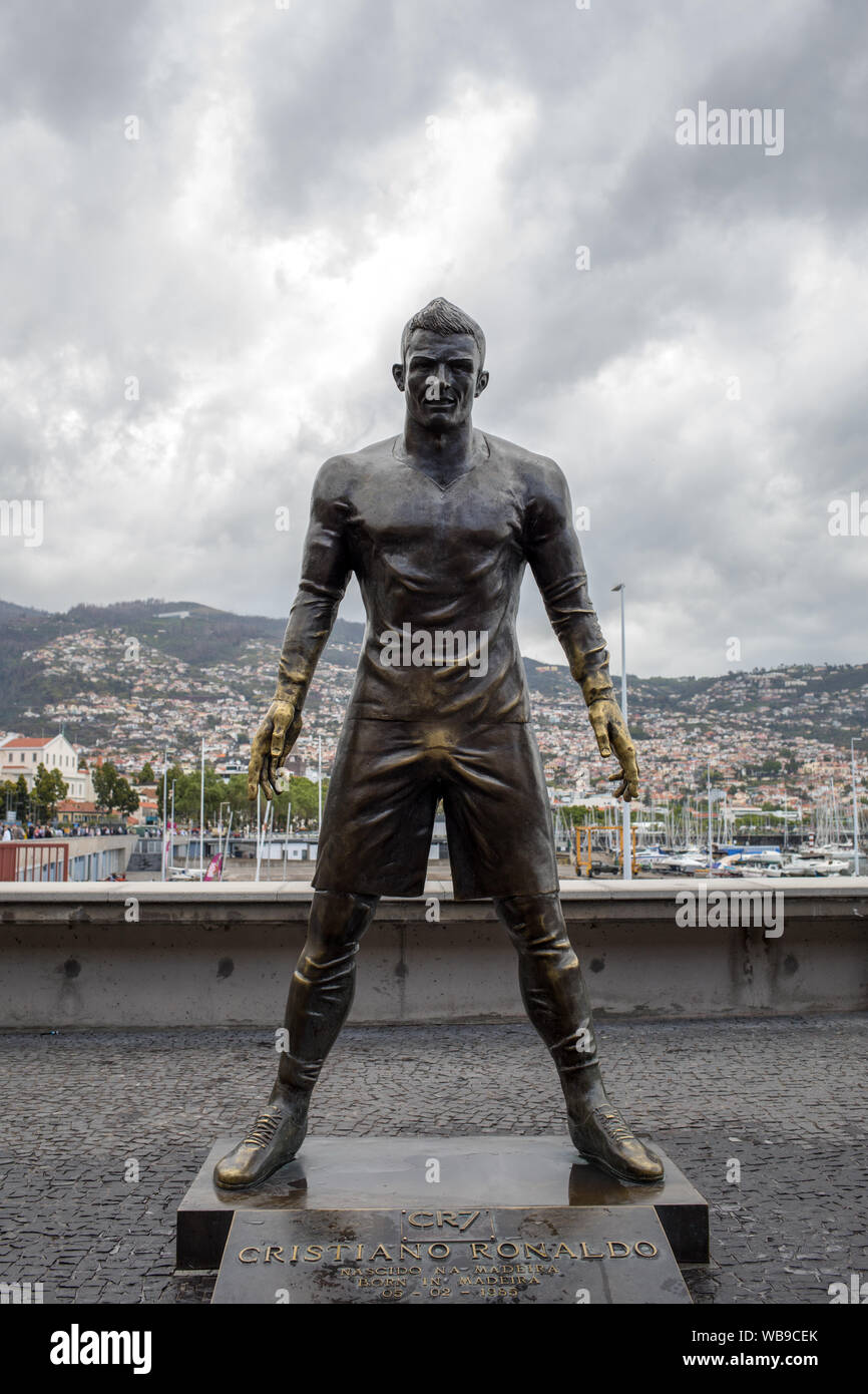 Funchal, Madeira, Portugal - 22. April 2018: Die staue Christiano Ronaldo vor dem Eintrag in Funchal Das Museum CR7 auf Madeira. Portugal Stockfoto