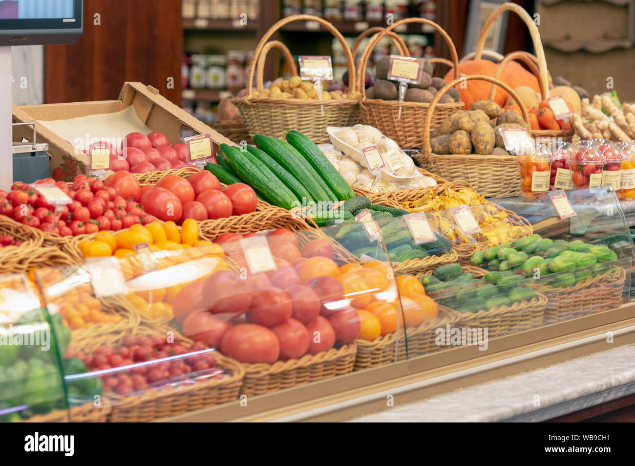 Moskau - Aug 24: Supermarkt, Lebensmittelgeschäft, Regale mit Gemüse und Früchte in Gastronome Nr. 1 von GUM Store in Moskau am 24. August. 2019 in Russland Stockfoto