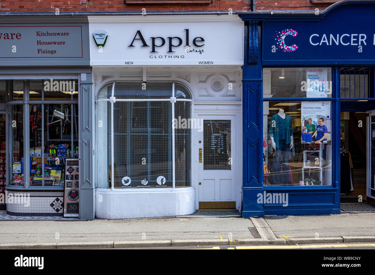 Traditionelle Erkerfenster Shop vor einem geschlossen Shop in Colwyn Bay Conwy Wales UK Stockfoto