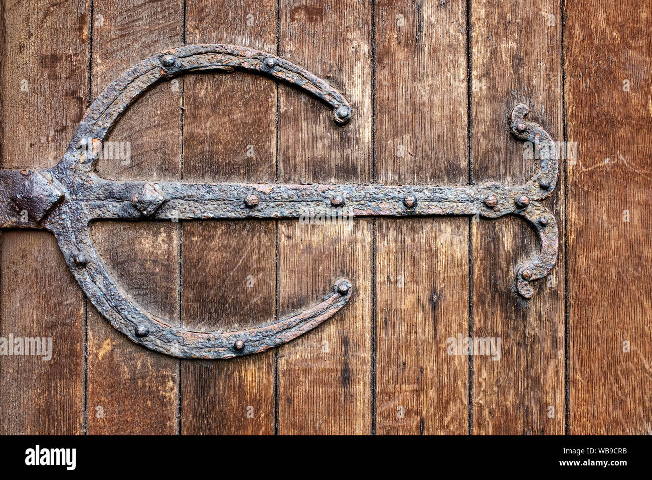 Traditionelle schmiedeeiserne Dekoration auf einer Kirche Oak Door de Stockfoto