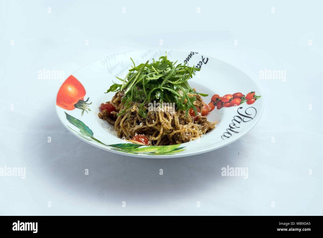 Ein hoher Kontrast hero Schuß eines Thunfisch Thunfisch pasta/Tapenade mit Oliven, Tomaten und Salat, auf einen minimalen weißen Hintergrund mit einem 60 Grad Winkel von Zoom Stockfoto