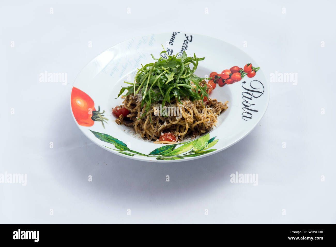 Ein hoher Kontrast hero Schuß eines Thunfisch Thunfisch pasta/Tapenade mit Oliven, Tomaten und Salat, auf einen minimalen weißen Hintergrund mit einem 60 Grad Winkel von Zoom Stockfoto