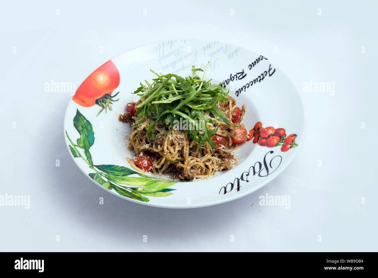 Einen niedrigen Kontrast hero Schuß eines Thunfisch Thunfisch pasta/Tapenade mit Oliven, Tomaten und Salat, auf einen minimalen weißen Hintergrund mit einem 60 Grad Winkel von zoome Stockfoto