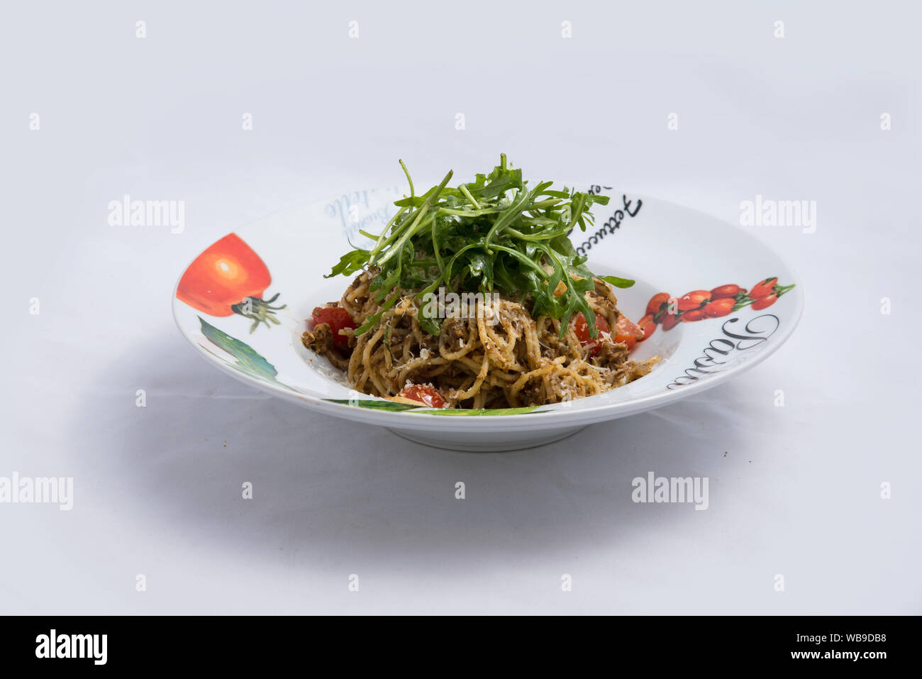 Ein hoher Kontrast hero Schuß eines Thunfisch Thunfisch pasta/Tapenade mit Oliven, Tomaten und Salat, auf einen minimalen weißen Hintergrund mit einem Winkel von 90 Grad von Zoom Stockfoto