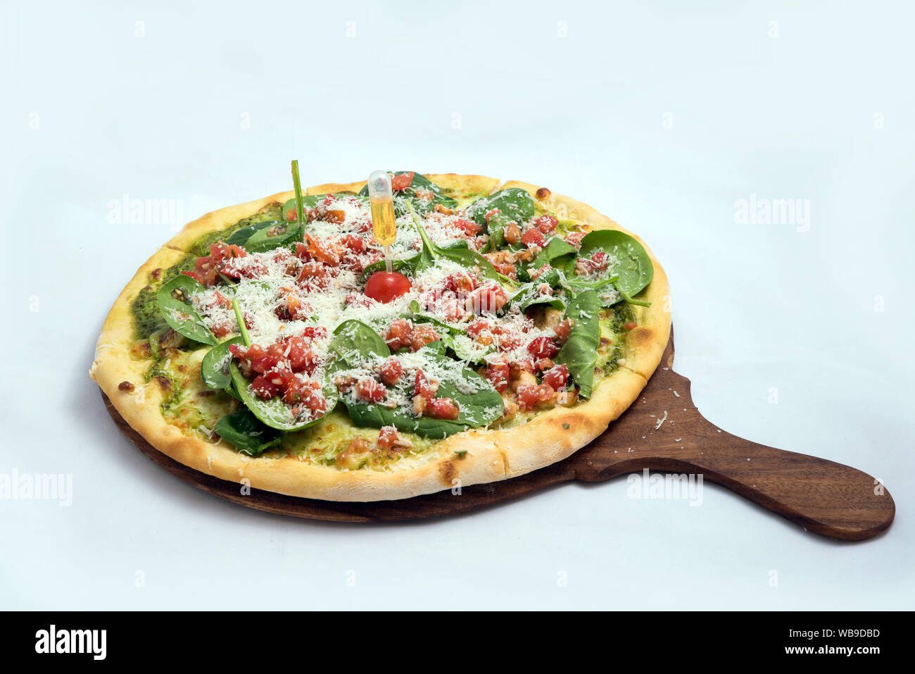 "Ein hoher Kontrast hero Schuß einer Bruschetta Al Pesto Spinaci Pizza, auf einen minimalen weißen Hintergrund mit einem Winkel von 60 Grad schräg heraus gezoomt perspect Stockfoto