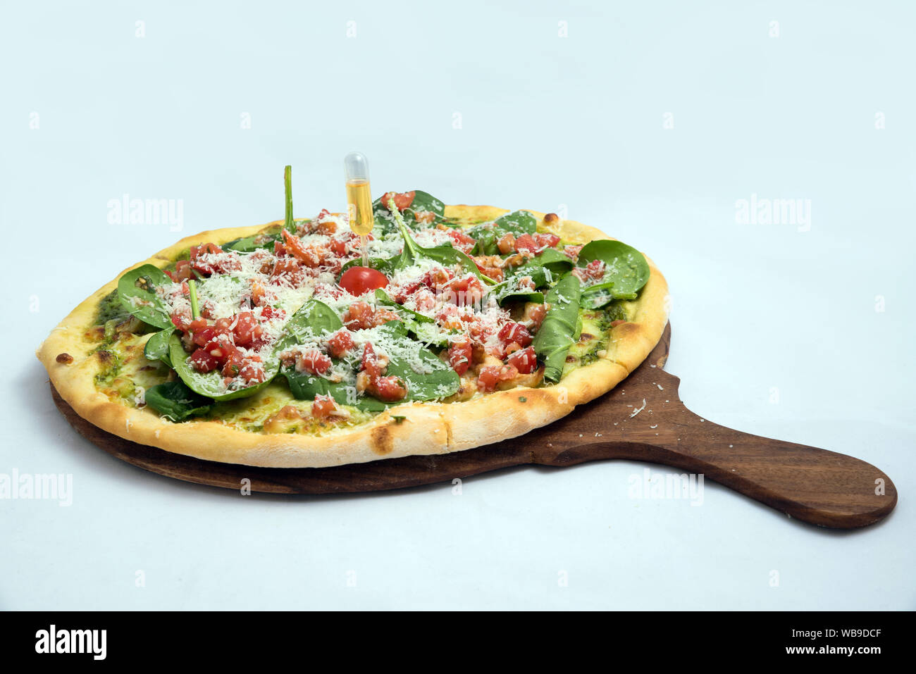 "Ein hoher Kontrast hero Schuß einer Bruschetta Al Pesto Spinaci Pizza, auf einen minimalen weißen Hintergrund mit einem Winkel von 30 Grad verkleinert Seitliche perspe Stockfoto