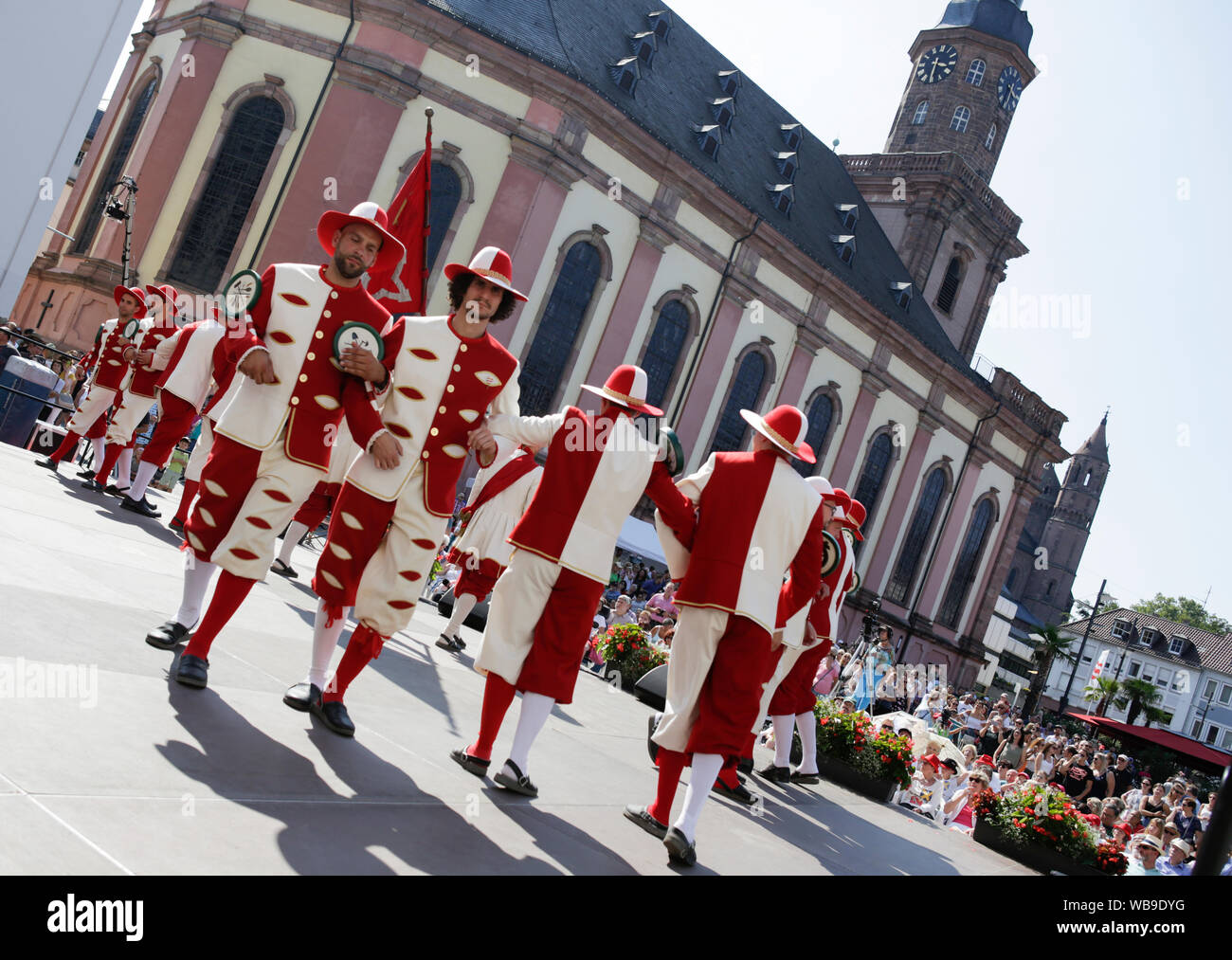 Worms, Deutschland. 24. August 2019. Gesellen führen den Tanz der Gesellen bei der Eröffnung der Zeremonie des Backfischfest 2019. Der größte Wein- und Volksfest am Rhein, das backfischfest in Worms begann mit der traditionellen Übergabe der Macht aus dem Oberbürgermeister, dem Bürgermeister von der Fischer, Lea. Die Zeremonie wurde von Tänzen und Musik umrahmt. Stockfoto