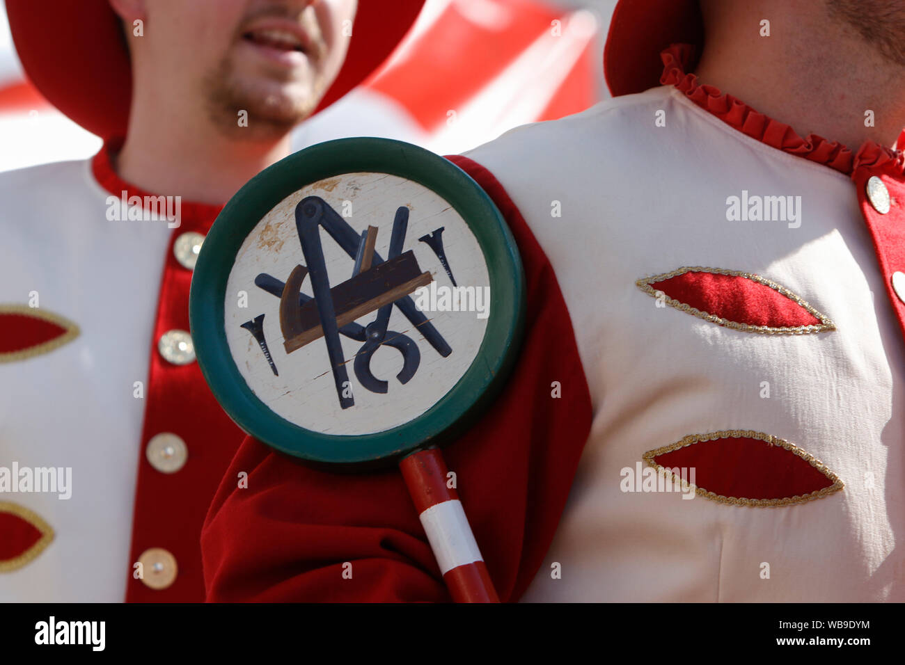 Worms, Deutschland. 24. August 2019. Close-up ein Facharbeiter in einer Tracht mit dem Vorzeichen der Tischler Corporation bei der Eröffnung des Backfischfest 2019. Der größte Wein- und Volksfest am Rhein, das backfischfest in Worms begann mit der traditionellen Übergabe der Macht aus dem Oberbürgermeister, dem Bürgermeister von der Fischer, Lea. Die Zeremonie wurde von Tänzen und Musik umrahmt. Stockfoto
