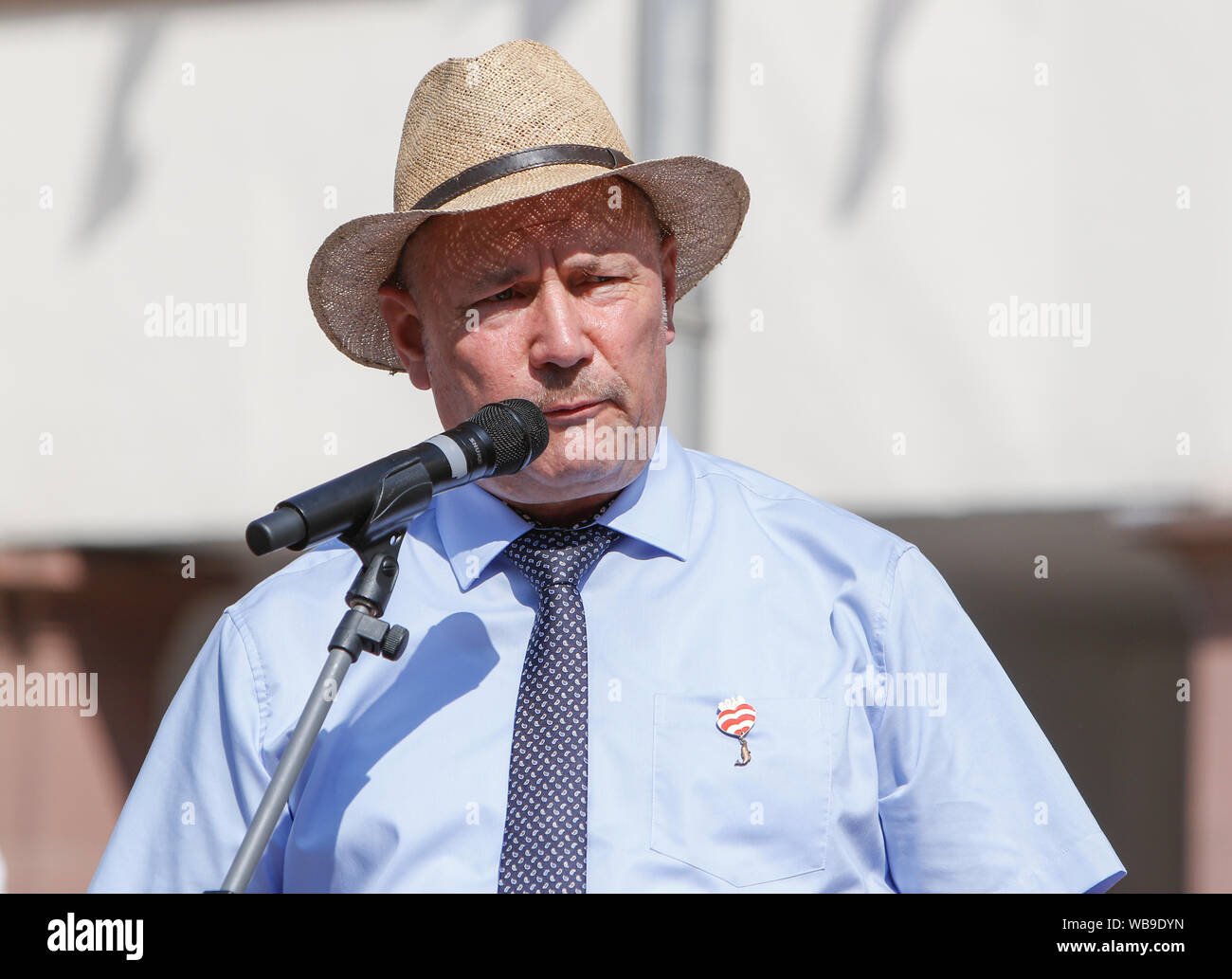 Worms, Deutschland. 24. August 2019. Der Oberbürgermeister von Worms Adolf Kessel Adressen die Eröffnungsfeier der Backfischfest 2019. Der größte Wein- und Volksfest am Rhein, das backfischfest in Worms begann mit der traditionellen Übergabe der Macht aus dem Oberbürgermeister, dem Bürgermeister von der Fischer, Lea. Die Zeremonie wurde von Tänzen und Musik umrahmt. Stockfoto