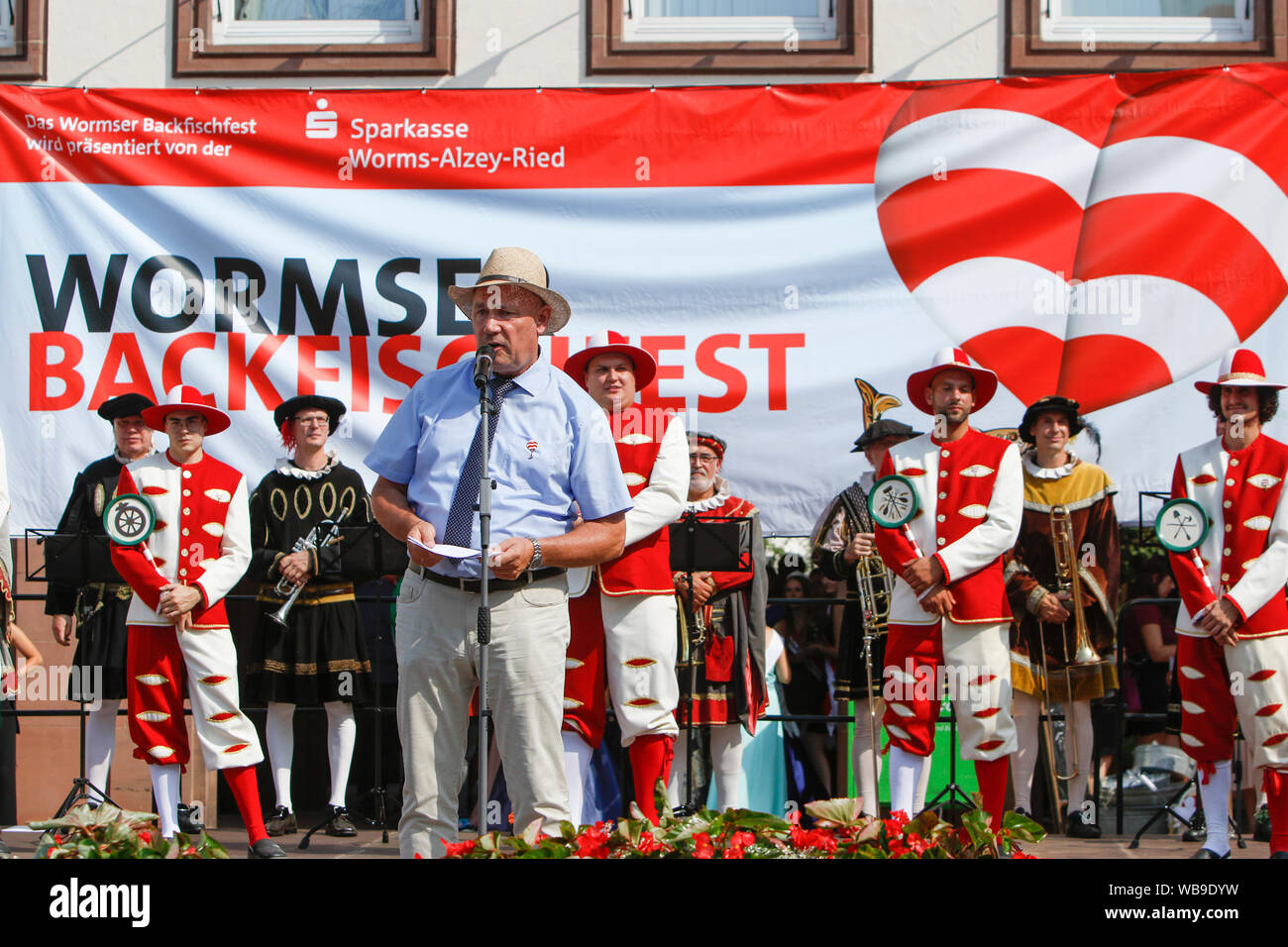 Worms, Deutschland. 24. August 2019. Der Oberbürgermeister von Worms Adolf Kessel Adressen die Eröffnungsfeier der Backfischfest 2019. Der größte Wein- und Volksfest am Rhein, das backfischfest in Worms begann mit der traditionellen Übergabe der Macht aus dem Oberbürgermeister, dem Bürgermeister von der Fischer, Lea. Die Zeremonie wurde von Tänzen und Musik umrahmt. Stockfoto