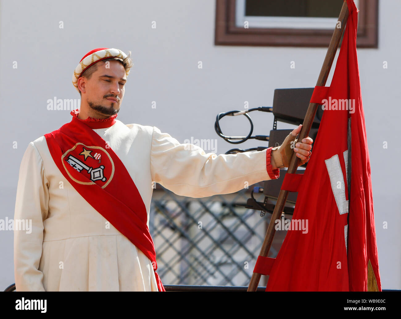 Worms, Deutschland. 24. August 2019. Eine Color Guard aus dem Gesellen wird dargestellt, während der Eröffnungsfeier der Backfischfest 2019. Der größte Wein- und Volksfest am Rhein, das backfischfest in Worms begann mit der traditionellen Übergabe der Macht aus dem Oberbürgermeister, dem Bürgermeister von der Fischer, Lea. Die Zeremonie wurde von Tänzen und Musik umrahmt. Stockfoto