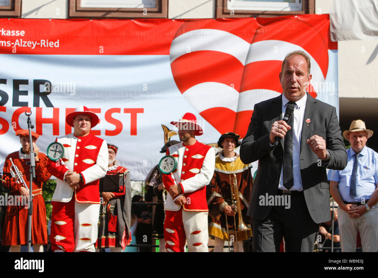 Worms, Deutschland. 24. August 2019. Randolf Stich, der Staatssekretär im Innenministerium von Rheinland-pfalz, Adressen der Eröffnungsfeier der Backfischfest 2019. Der größte Wein- und Volksfest am Rhein, das backfischfest in Worms begann mit der traditionellen Übergabe der Macht aus dem Oberbürgermeister, dem Bürgermeister von der Fischer, Lea. Die Zeremonie wurde von Tänzen und Musik umrahmt. Stockfoto