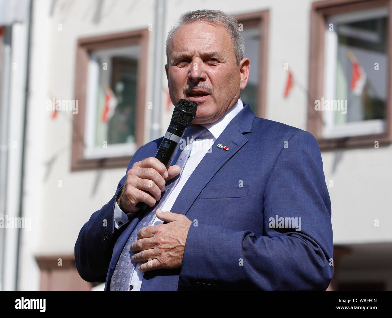 Worms, Deutschland. 24. August 2019. Der Präsident der Gewerkschaften des Deutschen und Europäischen Schausteller Albert Ritter Adressen die Eröffnungsfeier der Backfischfest 2019. Der größte Wein- und Volksfest am Rhein, das backfischfest in Worms begann mit der traditionellen Übergabe der Macht aus dem Oberbürgermeister, dem Bürgermeister von der Fischer, Lea. Die Zeremonie wurde von Tänzen und Musik umrahmt. Stockfoto