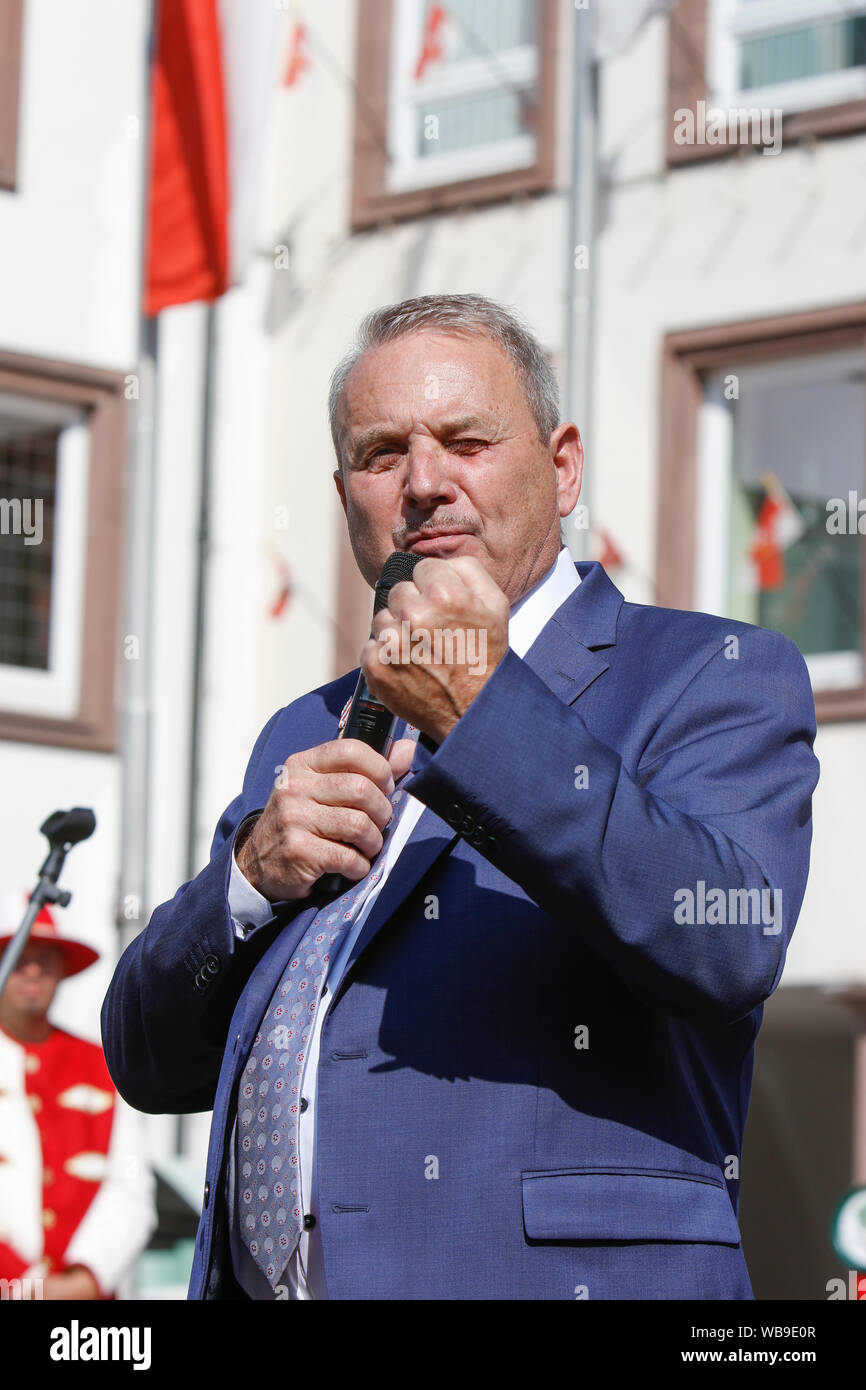 Worms, Deutschland. 24. August 2019. Der Präsident der Gewerkschaften des Deutschen und Europäischen Schausteller Albert Ritter Adressen die Eröffnungsfeier der Backfischfest 2019. Der größte Wein- und Volksfest am Rhein, das backfischfest in Worms begann mit der traditionellen Übergabe der Macht aus dem Oberbürgermeister, dem Bürgermeister von der Fischer, Lea. Die Zeremonie wurde von Tänzen und Musik umrahmt. Stockfoto